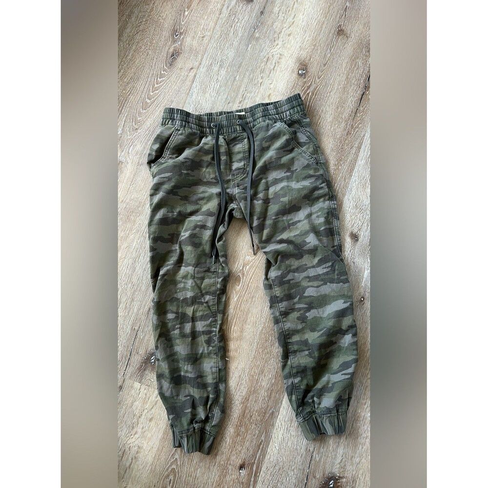 Women's Levi's  Camo Jogger Pants - Olive Green